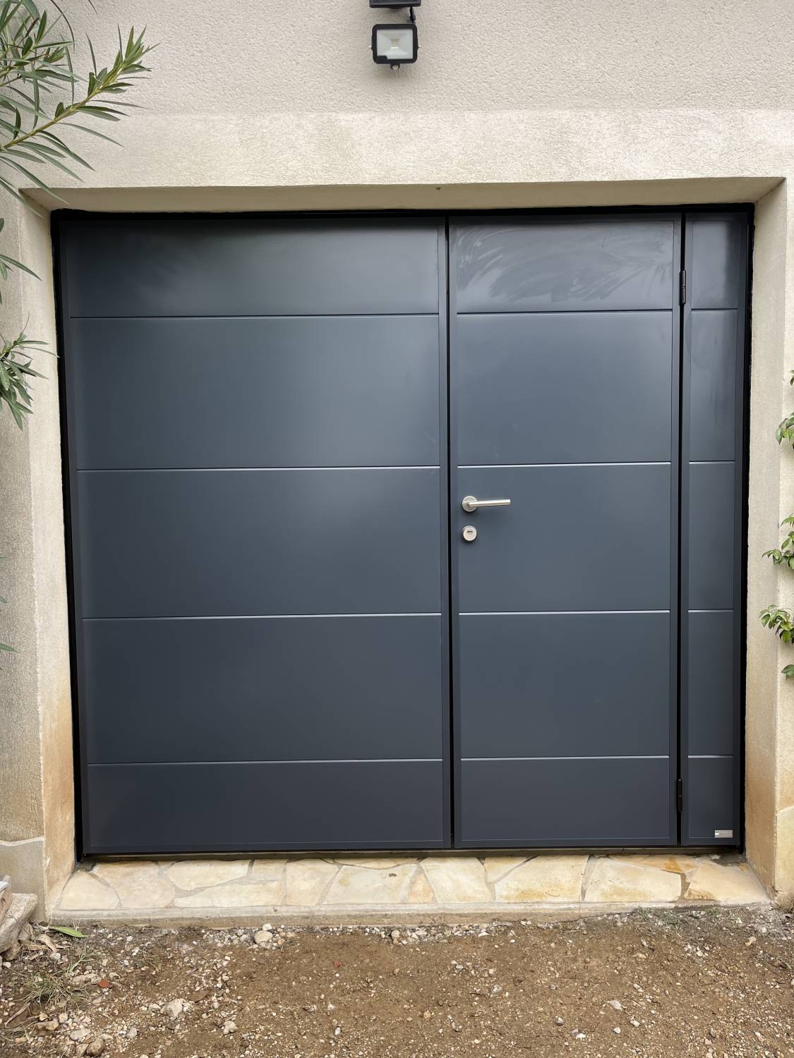 Installation de porte de garage résidentielle à Gaspé par Garapro